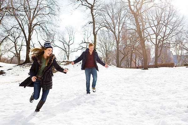 Junges Paar läuft im verschneiten Central Park  New York  USA