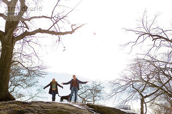 Junges Paar und Hund stehen im Central Park  New York  USA