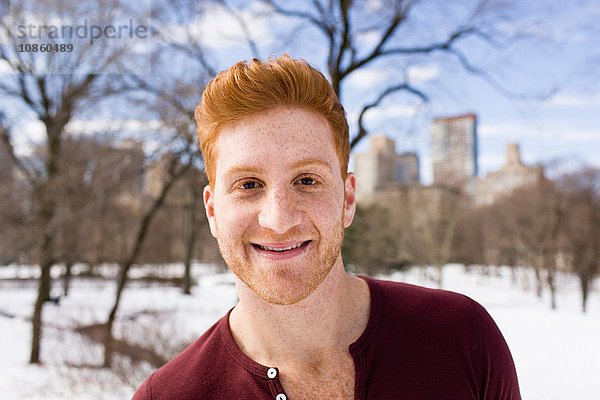 Porträt eines rothaarigen jungen Mannes im verschneiten Central Park  New York  USA