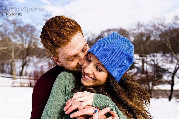 Romantisches junges Paar im verschneiten Central Park  New York  USA