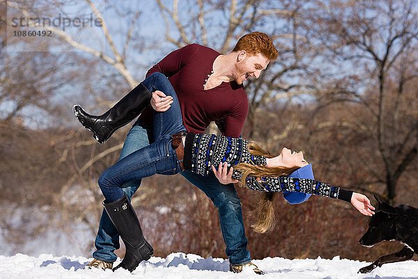Junges Paar beim Herumalbern im verschneiten Central Park  New York  USA
