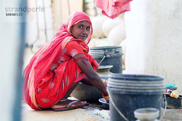 Inderin wäscht Wäsche  Jaisalmer  Rajasthan  Indien  Asien