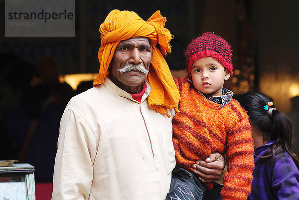 Opa mit Enkel  Jorethang  Sikkim  Indien  Asien