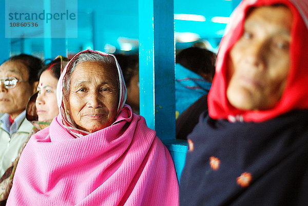 Inder auf einer Fähre  Majuli  Assam  Indien  Asien