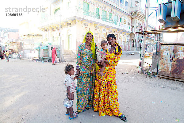 Indische Mütter mit Kindern  Ajmer  Rajasthan  Indien  Asien