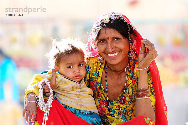 Mutter mit Kleinkind  Jaisalmer  Rajasthan  Indien  Asien