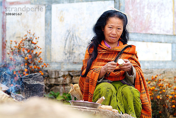 Inderin bereitet Essen zu  Sikkim  Indien  Asien