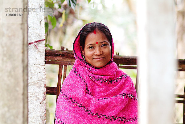 Inderin im Sari mit Bindi und Tika  Majuli  Assam  Indien  Asien