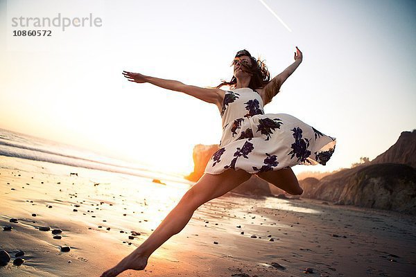 Am Strand tanzende Ballerina