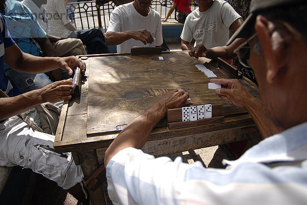 Gruppe von Menschen spielt Domino  Santiago de Cuba  Kuba  Amerika