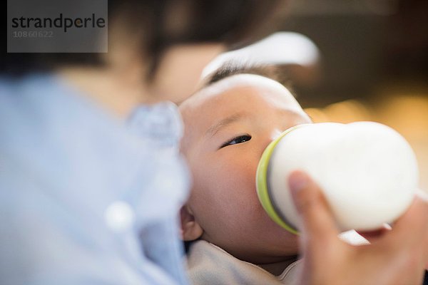 Großmutter gibt Enkel Milch