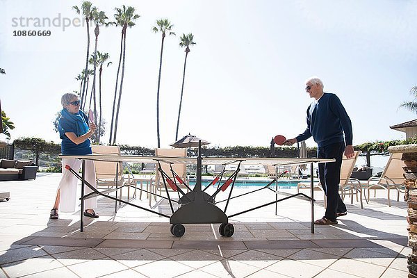 Älteres Tischtennis spielendes Paar  im Freien
