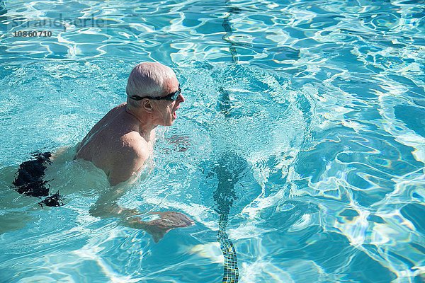 Senioren schwimmen im Freibad