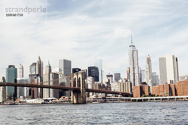 Stadtbildansicht der Brooklyn Bridge über den East River  New York  USA