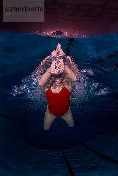 Junge Frau schwimmt unter Wasser