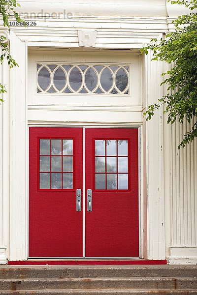 Rote Tür am Eingang der traditionellen Grundschule