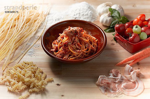Hochwinkelansicht von Spaghetti mit Parmaschinkensauce in Schüssel
