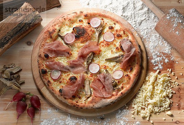 Draufsicht auf Parmaschinken und Radieschenpizza