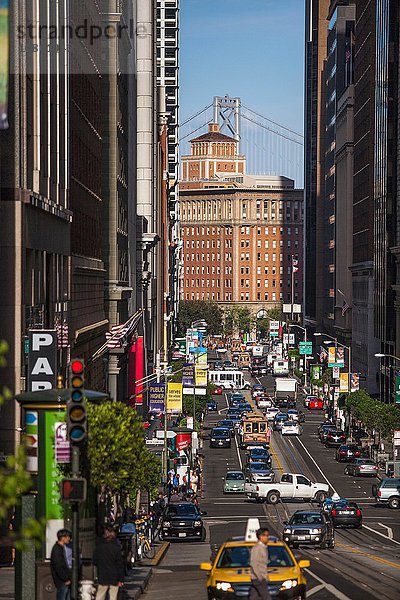 Stadtbild mit regem Verkehr  San Francisco  Kalifornien  USA