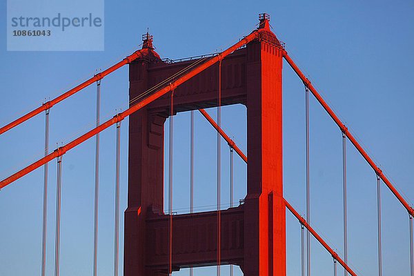 Detail der Golden Gate Brücke und des blauen Himmels  San Francisco  Kalifornien  USA