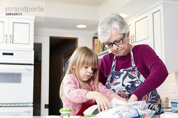 Mädchen und Großmutter bereiten fettdichtes Papier vor