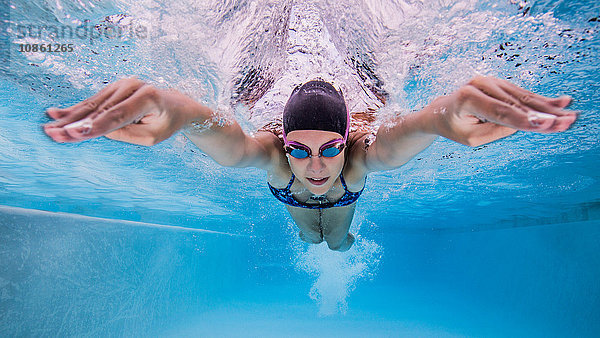 Unterwasseransicht eines im Pool schwimmenden Teenagers