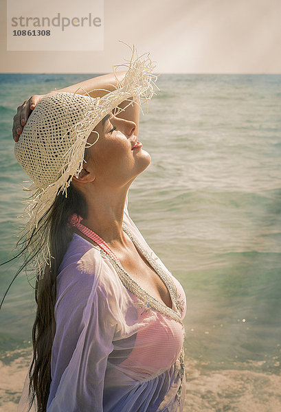 Hübsche junge Frau mit Sonnenhut am Strand von Miami  Florida  USA