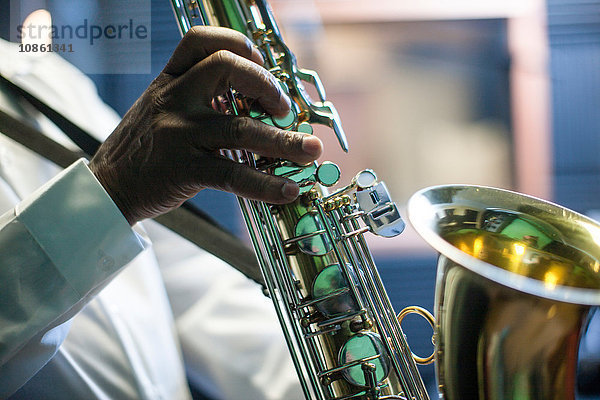 Männlicher Musiker im Aufnahmestudio  spielt Saxophon  Mittelteil