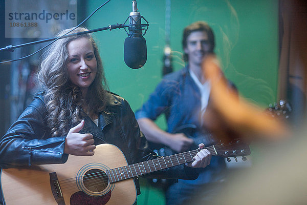 Zwei Musiker im Aufnahmestudio  die Gitarre spielen