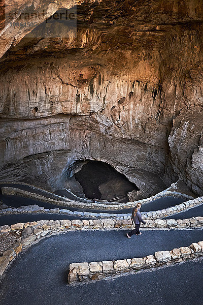 Frau geht bergab zur Höhle  Carlsbad  New Mexico