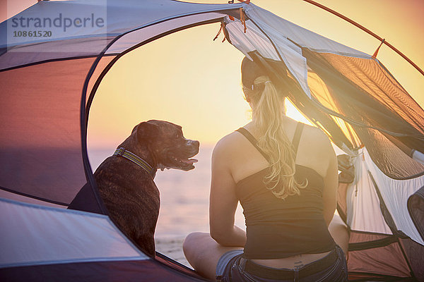 Frau und Hund im Zelt