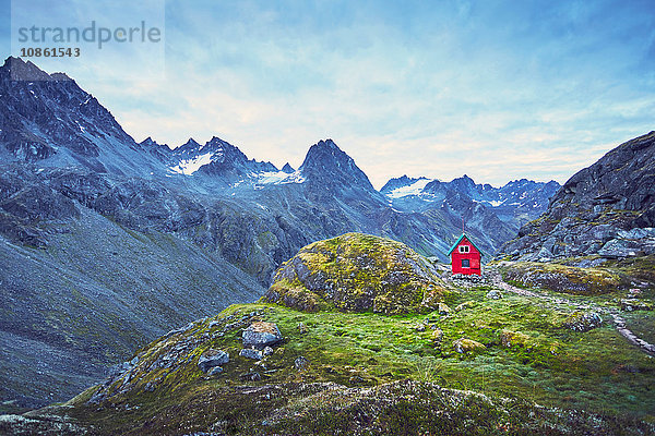 Rote Hütte auf einem Hügel  Palmer  Alaska