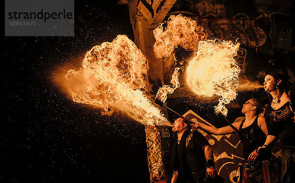 Ausführende Feuerspucker in städtischem Gebiet