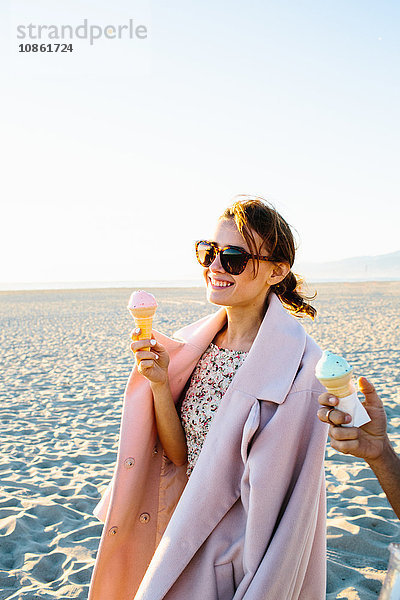 Stilvolle junge Frau mit Freund isst Eistüten am Strand spazieren  Venice Beach  Kalifornien  USA