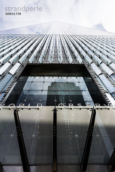 Niedriger Winkel eines Wolkenkratzers  World Trade Centre  New York  USA