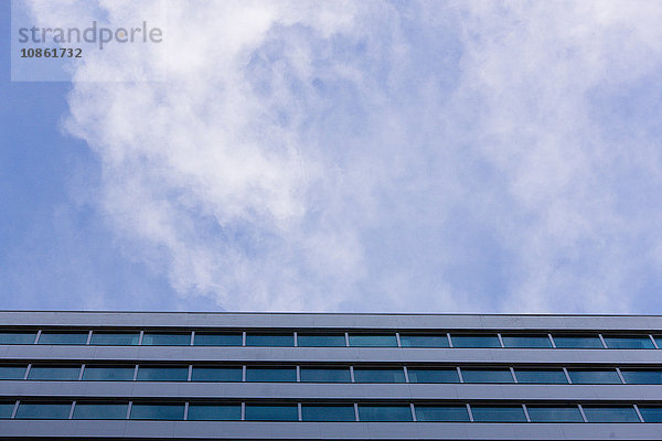Detail eines Bürogebäudes und blauer Himmel  Philadelphia  USA