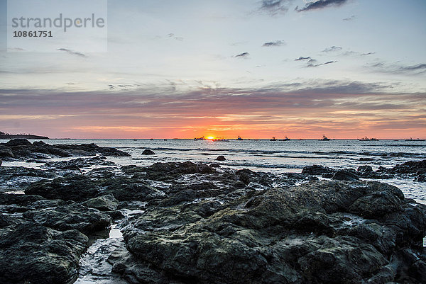 Sonnenuntergang Meereslandschaft und Felsen  Strand von Tamarindo  Guancaste  Costa Rica