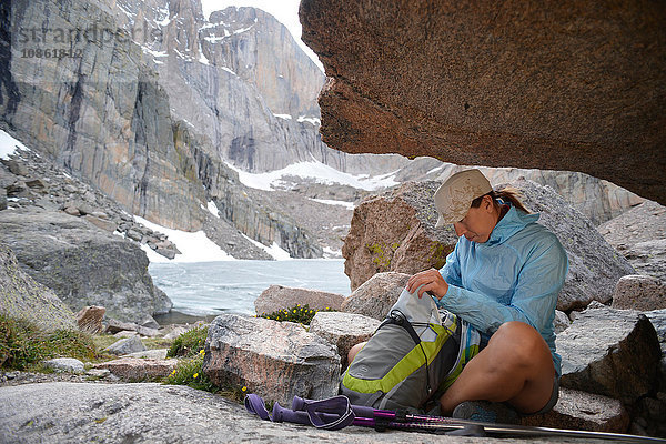 Wanderer macht Pause  Chasm Lake  Rocky Mountains National Park  Colorado
