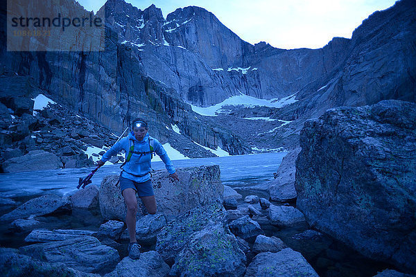 Wanderer erkundet Chasm Lake  Rocky Mountains National Park  Colorado