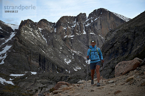 Wanderer erkundet Chasm Lake  Rocky Mountains National Park  Colorado