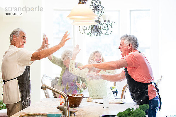 Gruppe von Senioren mit Spaß in der Küche