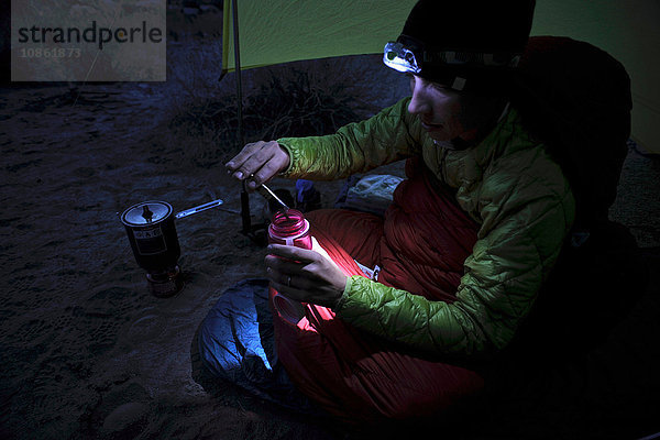 Wanderer beim Essen im Lager in der Wüste