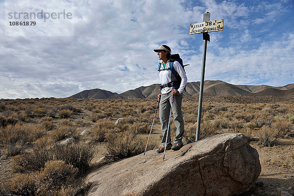 Wanderer erkundet Wüste  Cottonwood Canyon  Death Valley National Park  Kalifornien