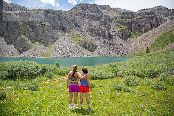 Frauen genießen die Aussicht  Cathedral Lake  Aspen  Colorado