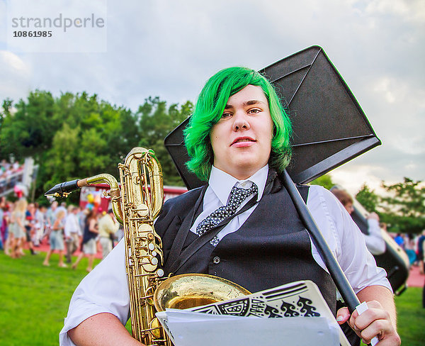 Porträt eines Teenagers mit Saxophon und Notenständer