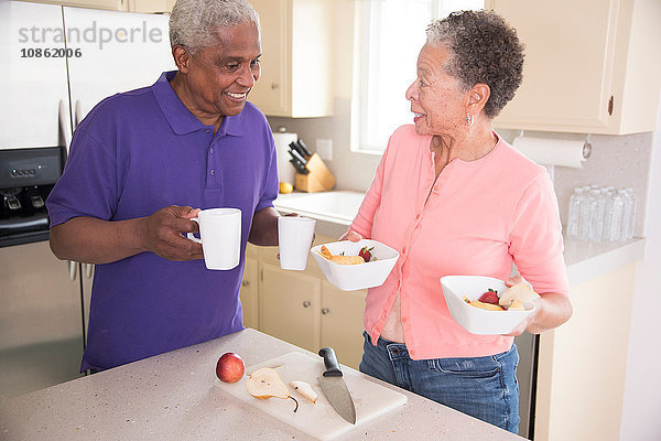 Älteres Ehepaar in der Küche beim Frühstücken