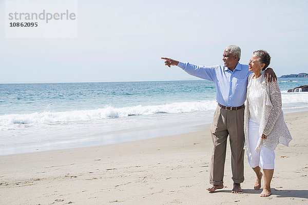 Älteres Ehepaar wacht gemeinsam am Strand auf und betrachtet die Aussicht