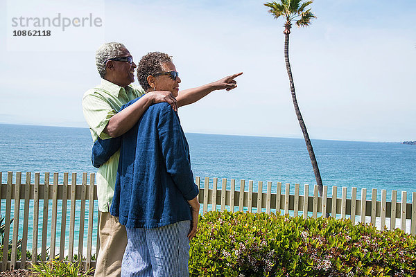 Älteres Ehepaar im Freien  am Ozean  mit Blick auf die Aussicht
