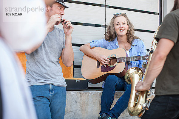 Drei Straßenmusiker spielen zusammen