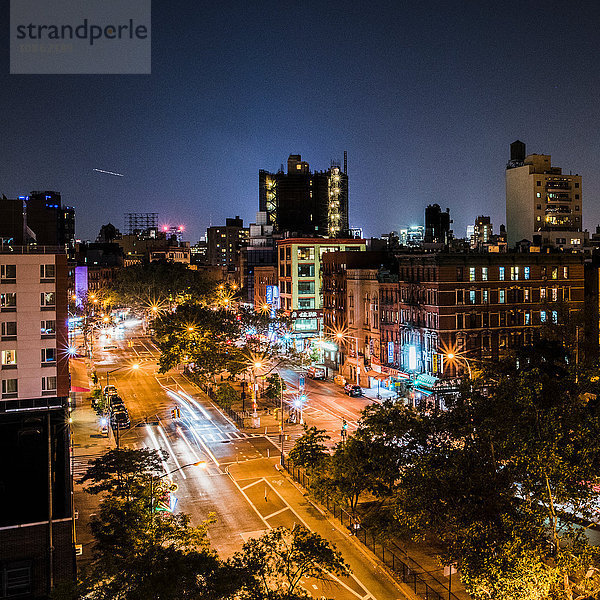 Mit Blick auf die Lower East Side bei Nacht  Manhattan  New York  USA